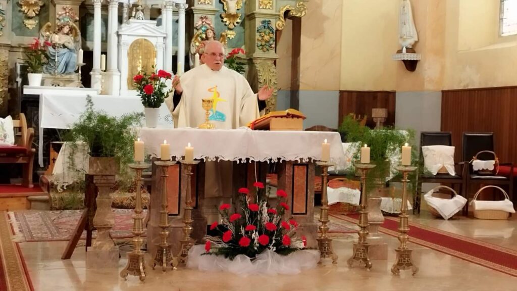 Maša v Starotrški cerkvi, ki jo pred oltarjem daruje župnik Pavlakovič.