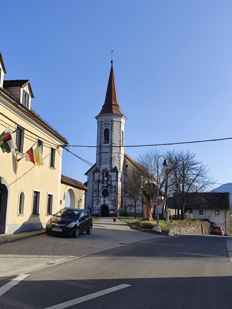 Slika prikazuje pogled iz trga proti cerkvi sv. Jožefa.