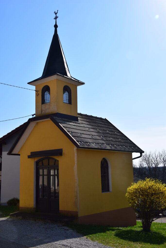 Kapela sv. Nikolaja ob vaški cesti v vasi Žuniči.