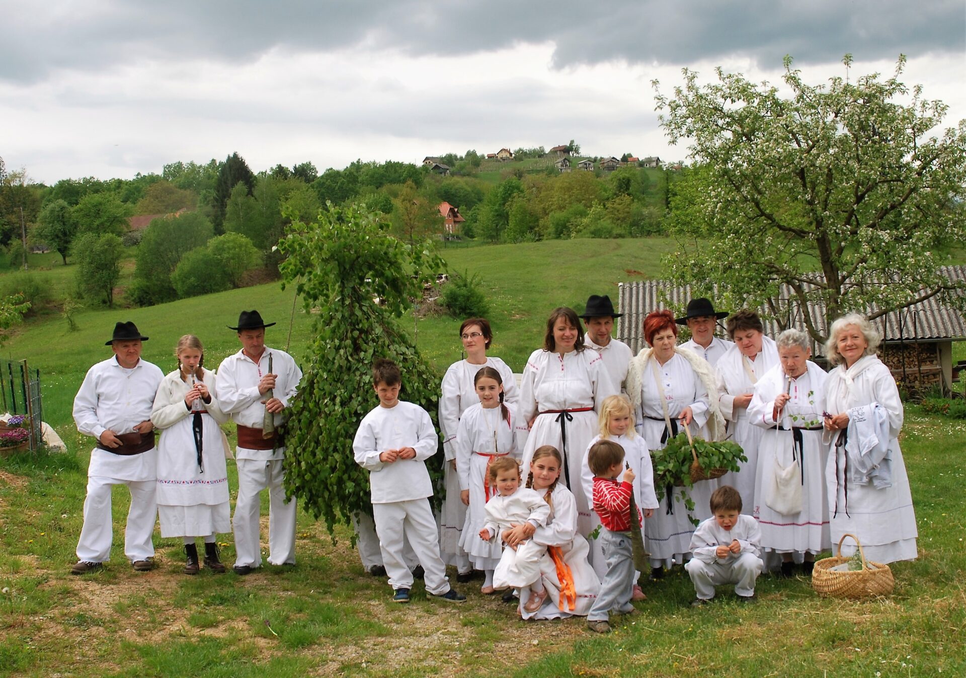Fotografija skupine v belokranjski folklorni noši z Zelenim Jurijem