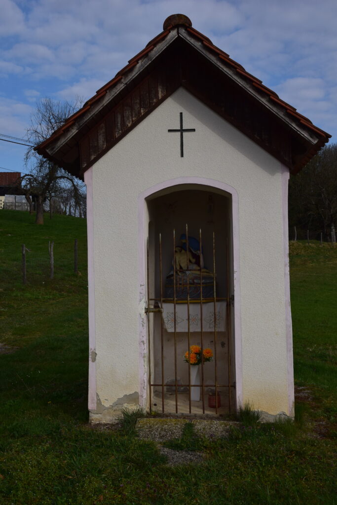 Slika prikazuje kapelico žalostne Matere Božje.